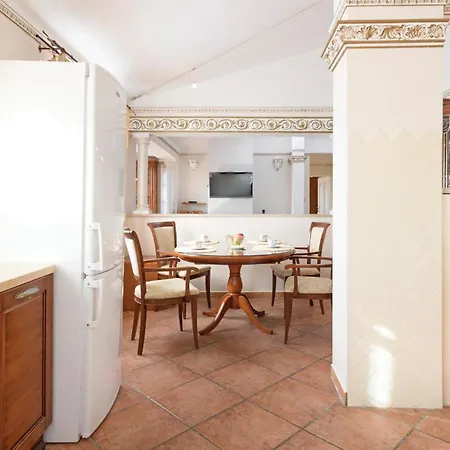 2 Bedroom Nice Apartment In Pula شقة