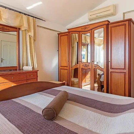 2 Bedroom Nice Apartment In Pula * بولا